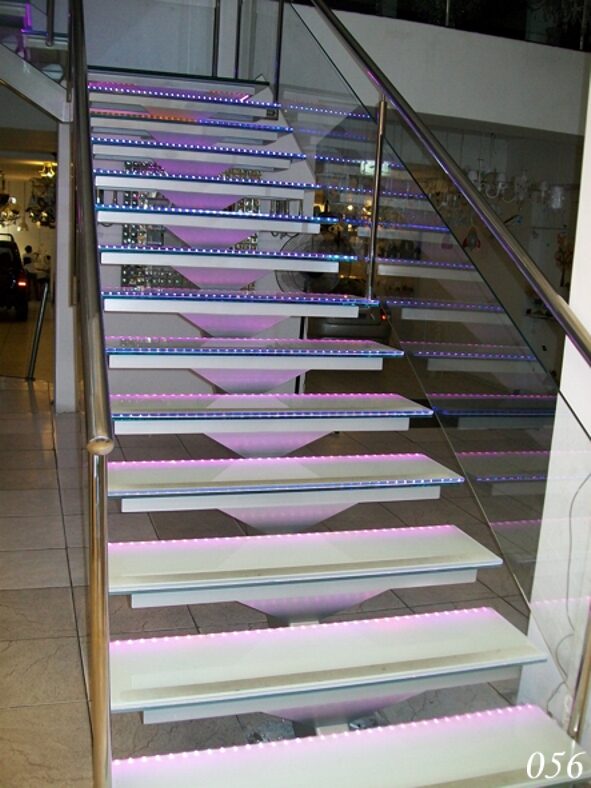 Escada em L com corrimão inox